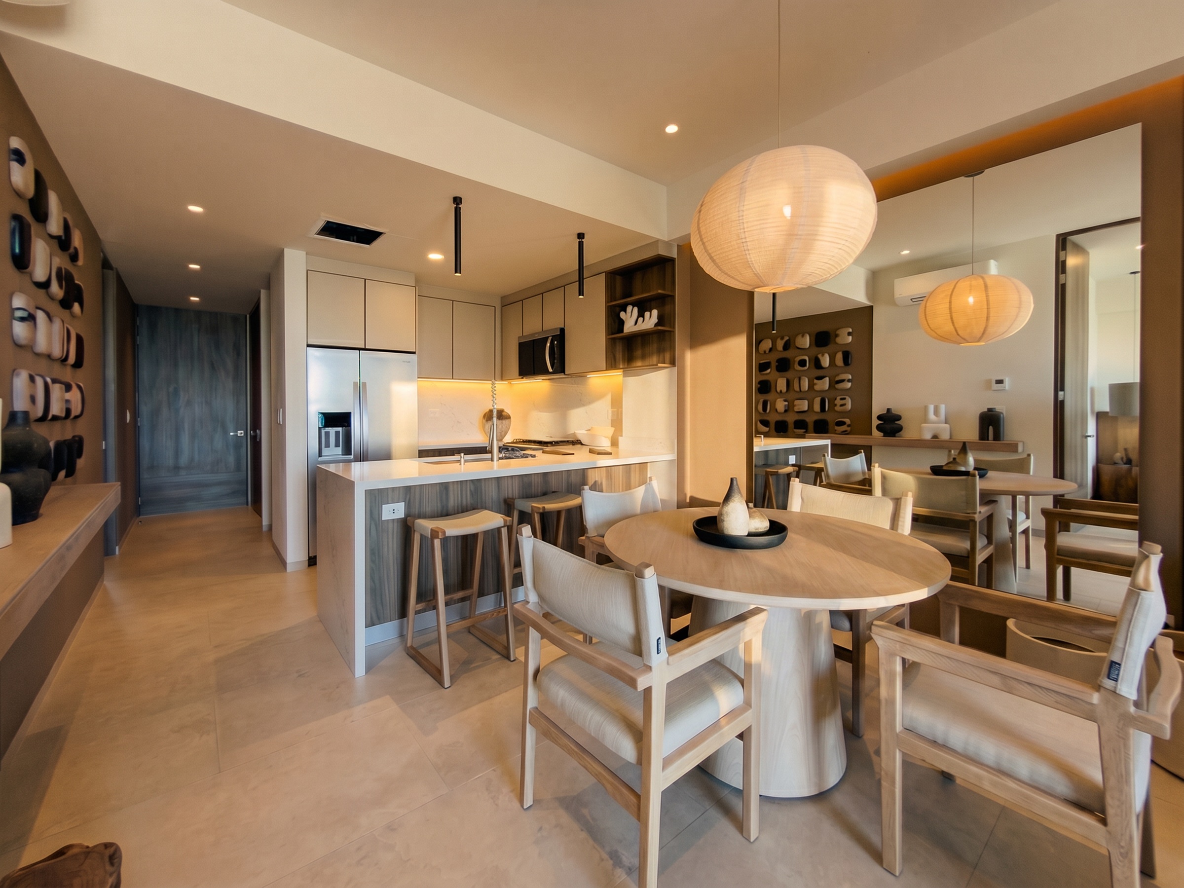 Cocina y comedor reales del condo muestra de Santarena